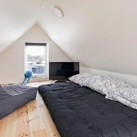 8 Person In * Blåvand