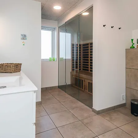 8 Person In * Blåvand