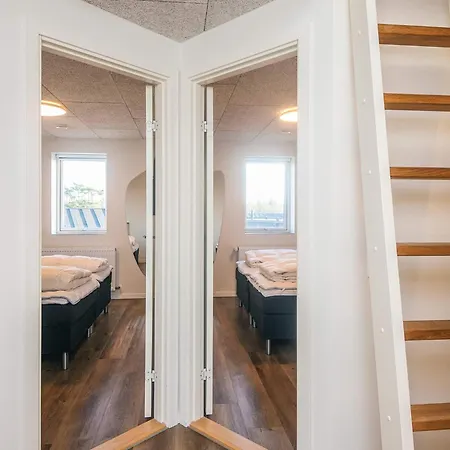 8 Person In * Blåvand