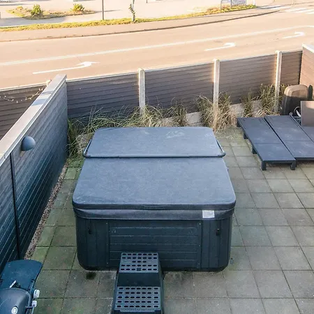 8 Person In * Blåvand