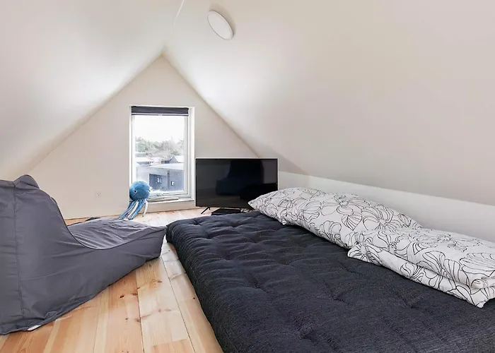 8 Person In * Blåvand