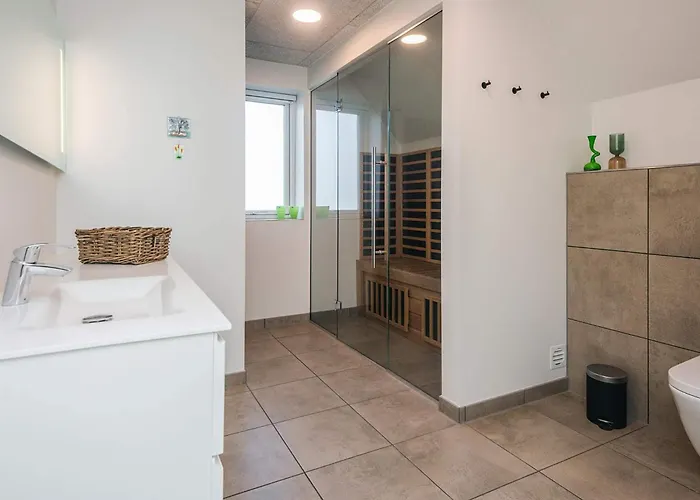 8 Person In * Blåvand